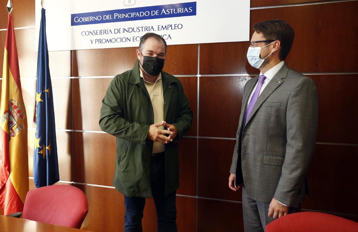 Carlos Paniceres y Enrique Fernández, en la consejería de Industria. 