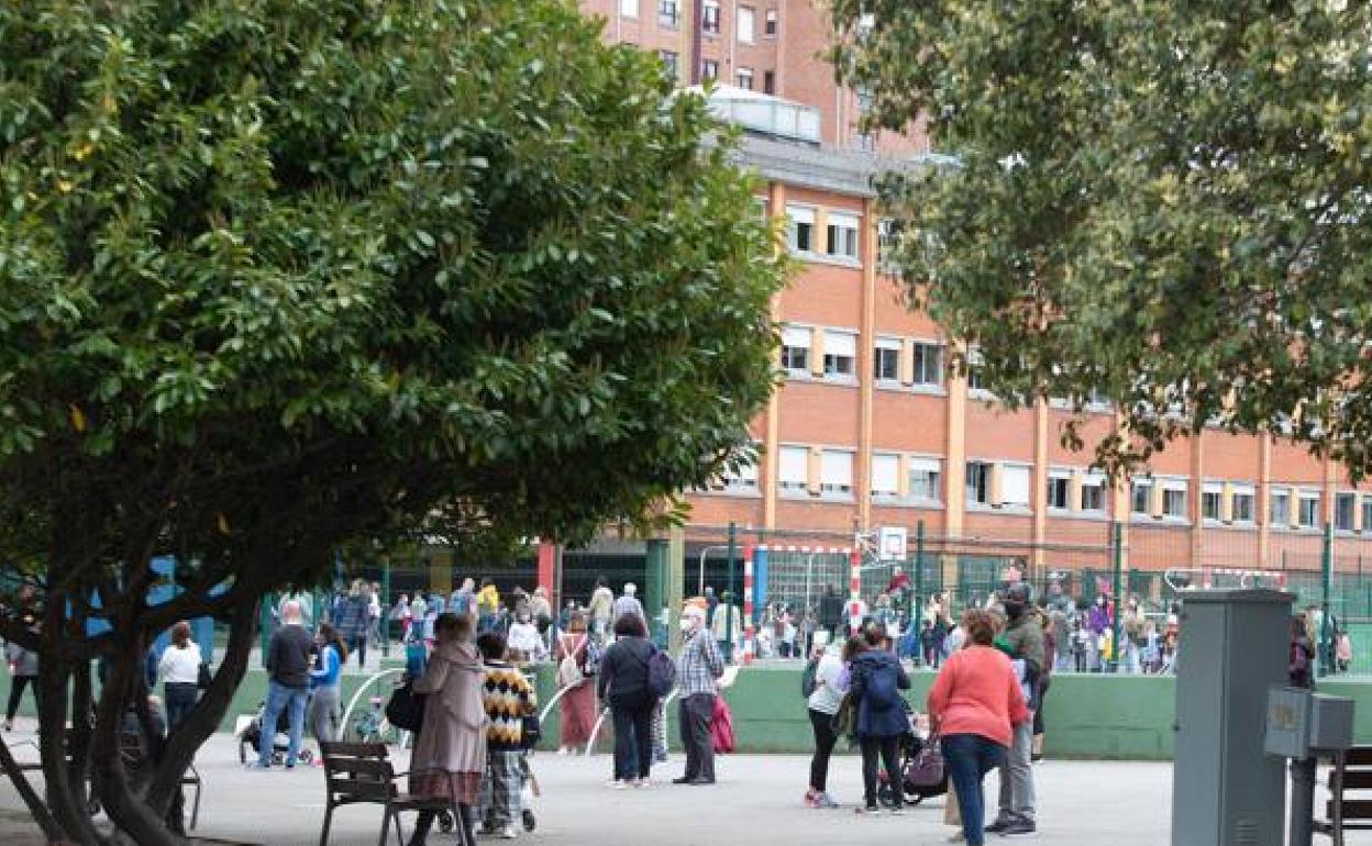 Alumnos en las inmediaciones del colegio avilesino de El Quirinal 