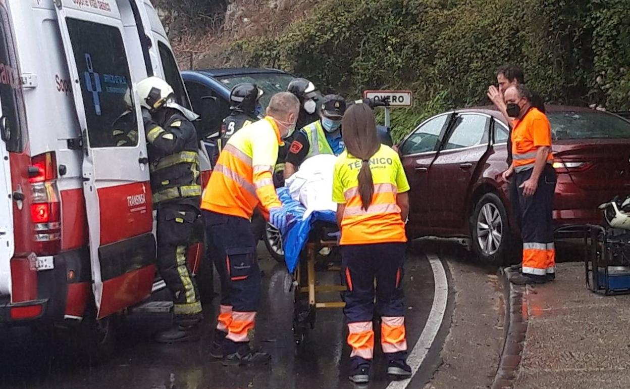 Evacuación de uno de los heridos en el primero de los dos accidentes ocurridos esta tarde en Trasona. 