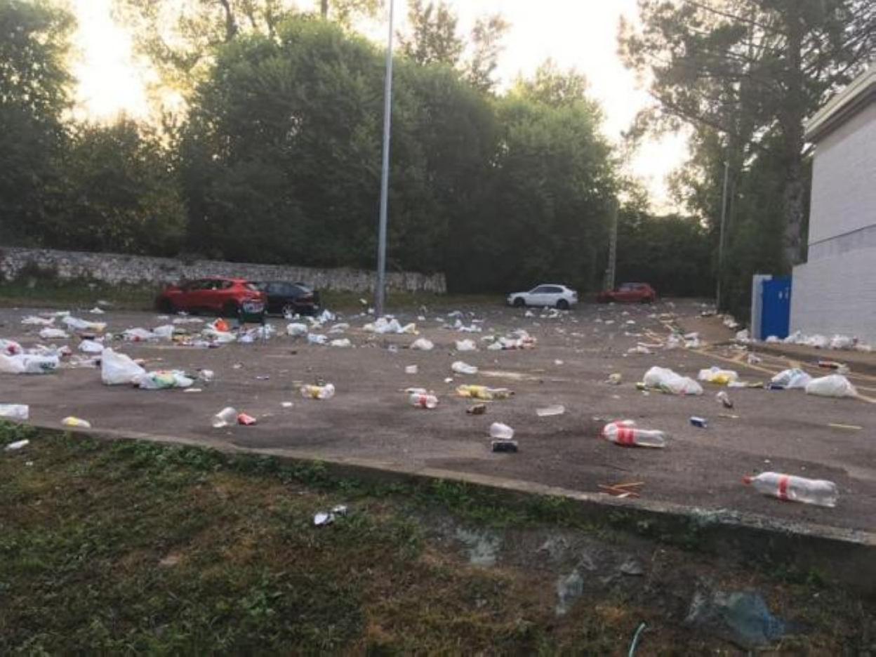 Así quedó el aparcamiento La Cebera tras un botellón. 