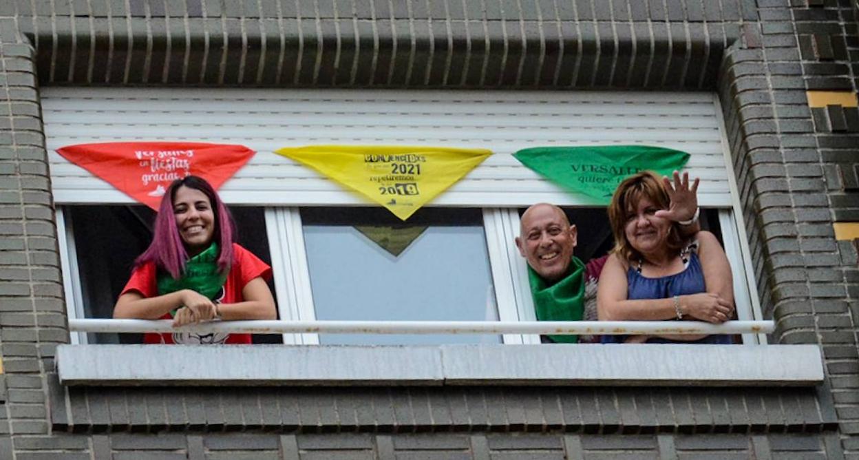 Muchas familias engalanaron sus ventanas y balcones, como Aida Vázquez Francisco, José Luis Vázquez González y Rosa María Francisco Díaz. 