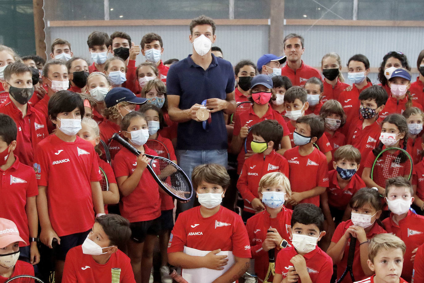 El gijonés recibe en el Grupo Covadonga el homenaje más especial después de ser bronce en los Juegos de Tokio 