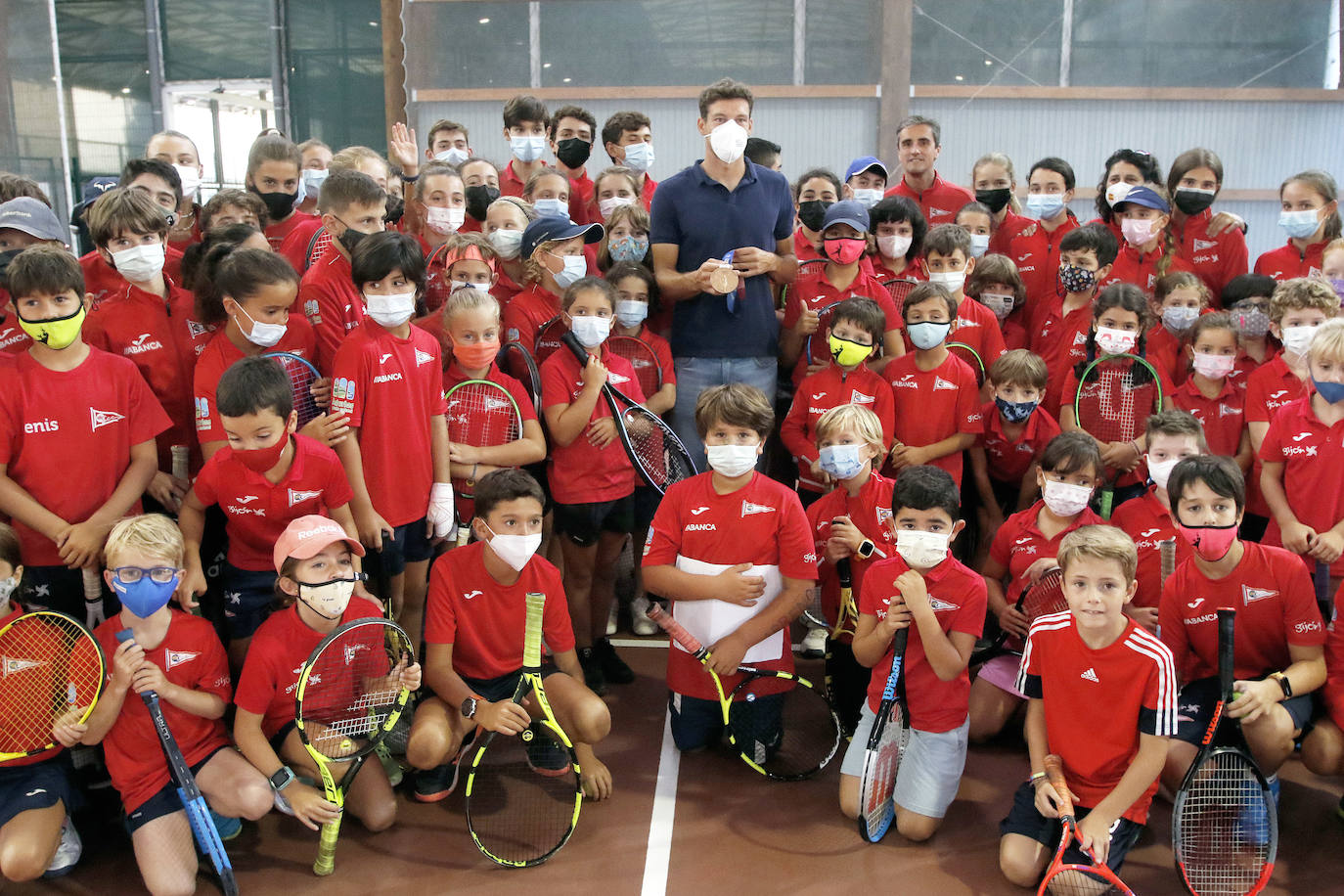 El gijonés recibe en el Grupo Covadonga el homenaje más especial después de ser bronce en los Juegos de Tokio 