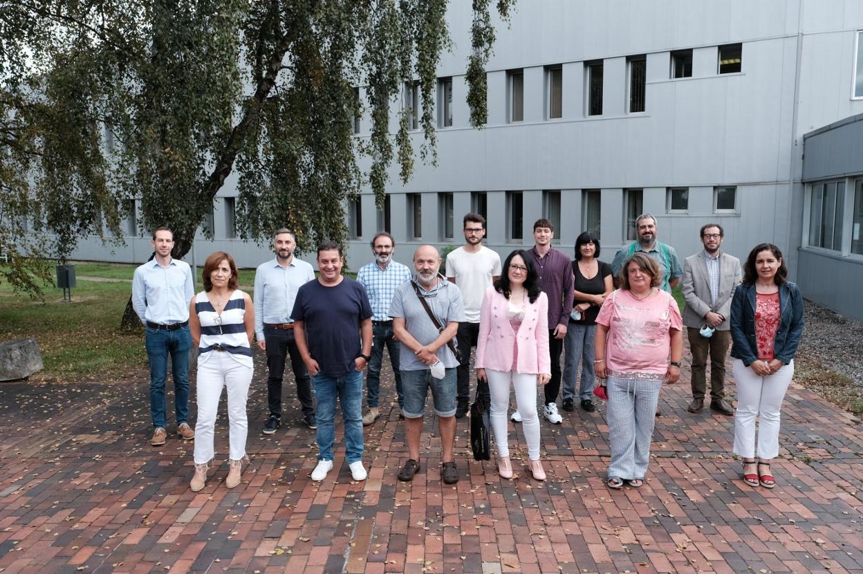 Profesores. En primer término, Raquel Cortina (Departamento de Informática), Fernando Fueyo y José María Grau (Matemática Aplicada), María Isabel Alonso (Administración de Empresas) y Elena Montañés y María Teresa González (Informática). Detrás, Julio Molleda, Juan José Palacios, Óscar Luaces, Pablo Pérez y Nahuel Costa (Informática), Marisa Serrano y Set Pérez (Matemáticas) y Juan Jesús Salamanca (Estadística), frente al edificio polivalente de la Escuela Politécnica de Ingeniería. 
