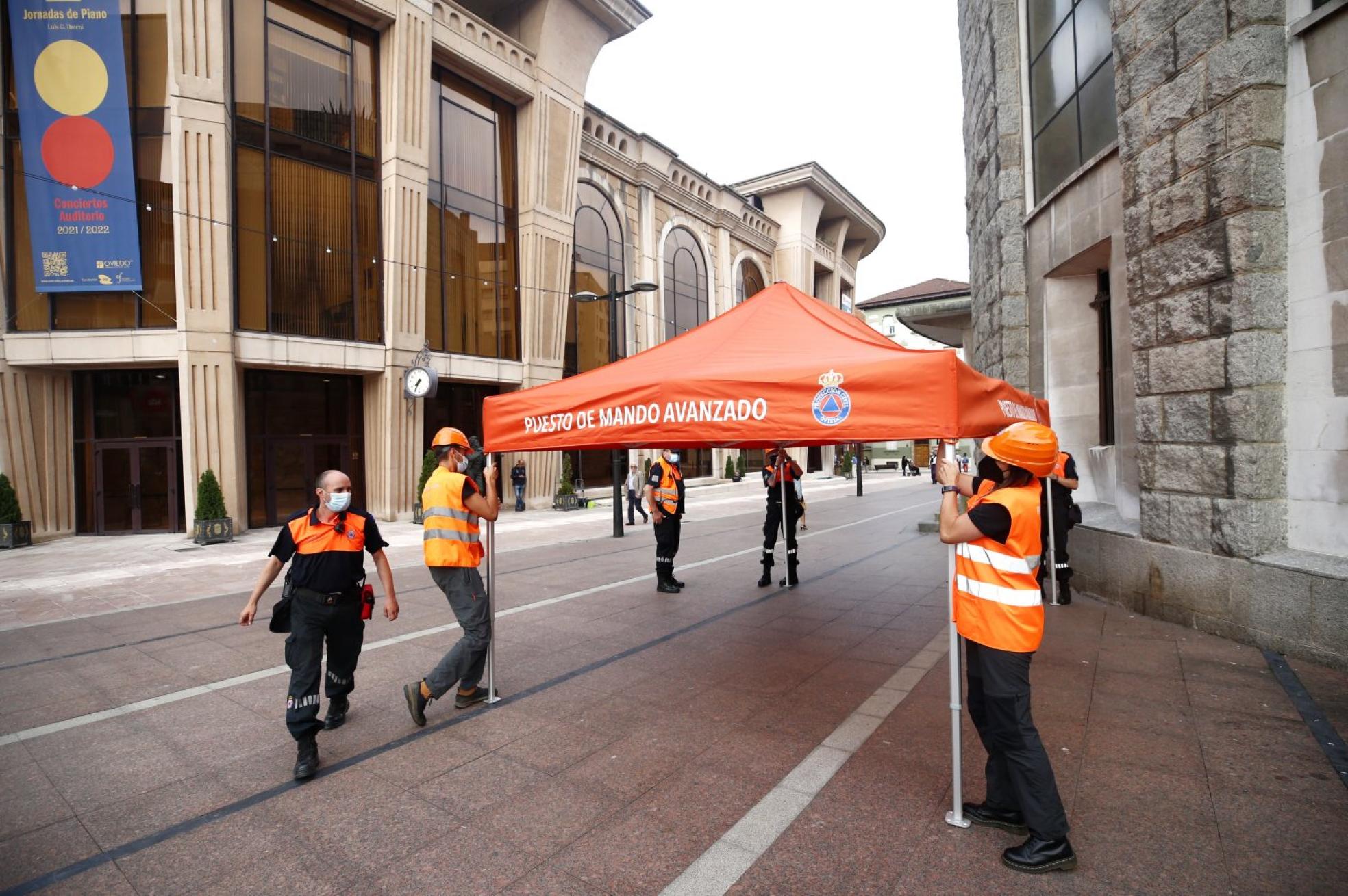 Voluntarios de Protección Civil en el puesto de mando avanzado frente al Auditorio. 