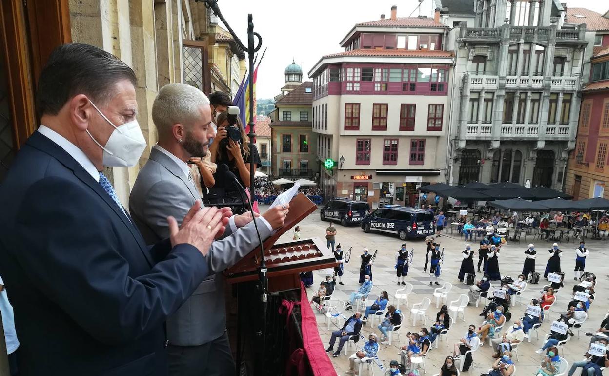 Pelayo Díaz, leyendo el pregón desde el balcón del Ayuntamiento, acompañado por el alcalde de la ciudad, Alfredo Canteli