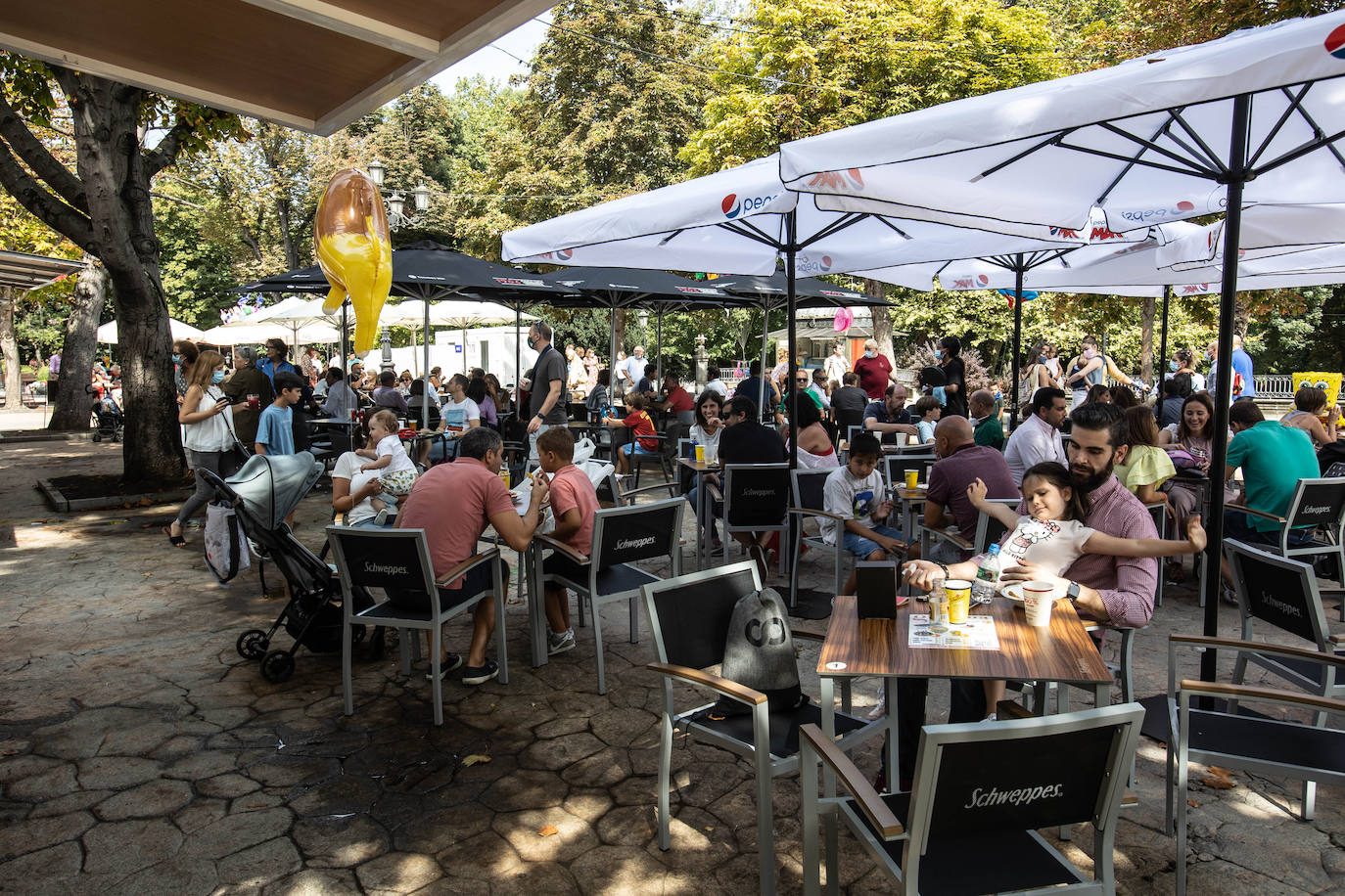 Un gran ambiente en las nuevas casetas se respira en el arranque de las fiestas de Oviedo