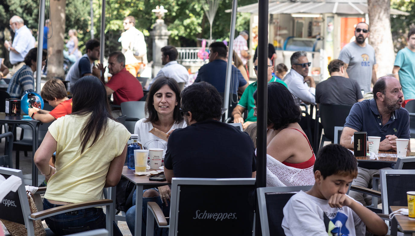 Un gran ambiente en las nuevas casetas se respira en el arranque de las fiestas de Oviedo
