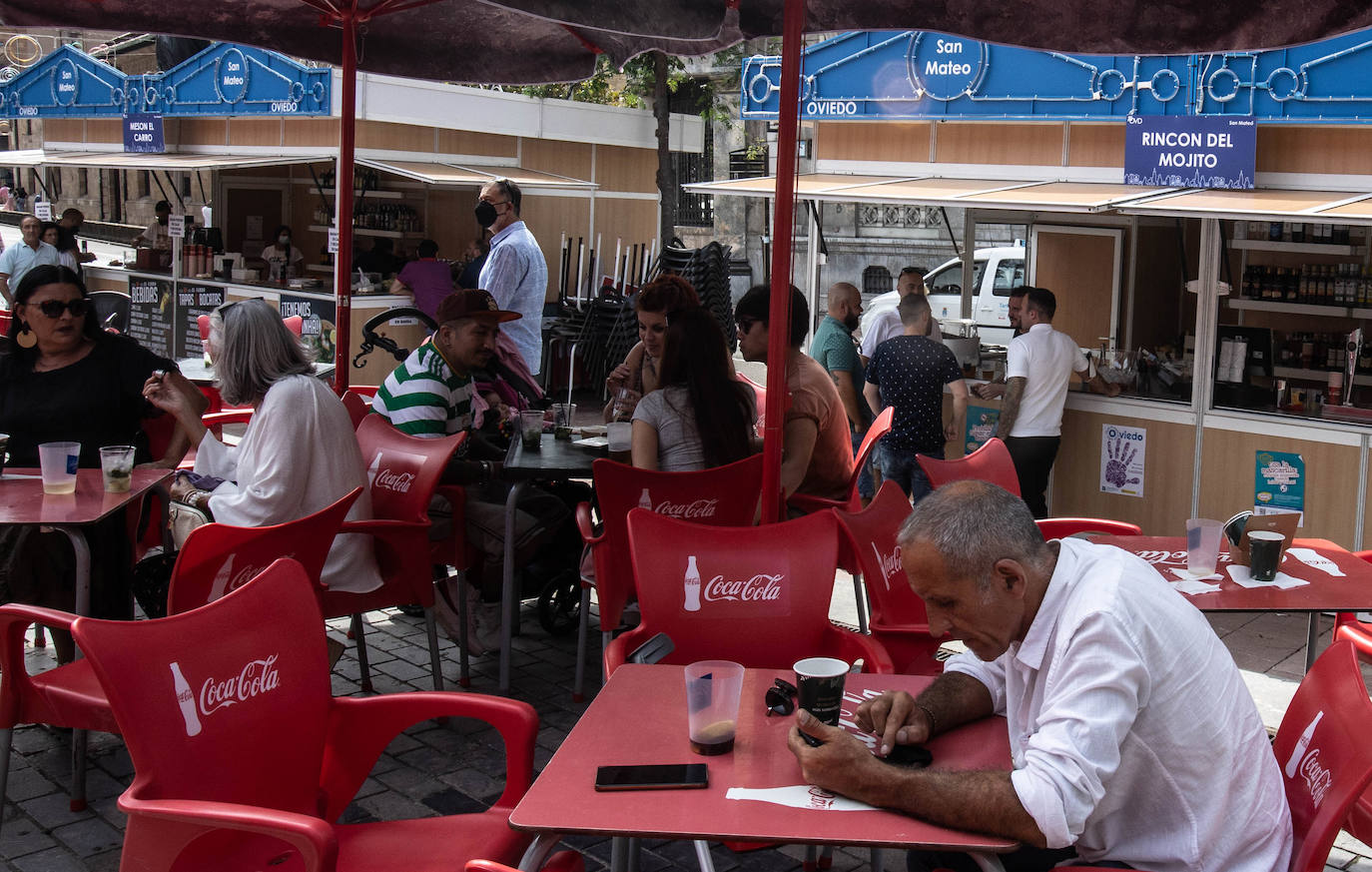 Un gran ambiente en las nuevas casetas se respira en el arranque de las fiestas de Oviedo