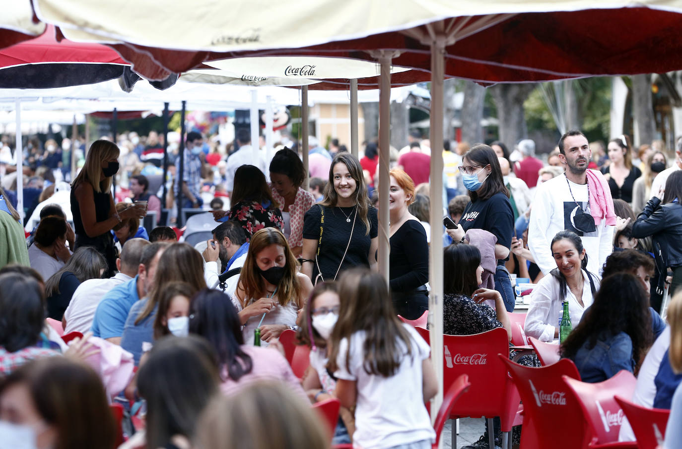 Veintidós de las cuarenta instalaciones que sustituyen a los chiringuitos abren sus puertas sin luz al carecer de un certificado 
