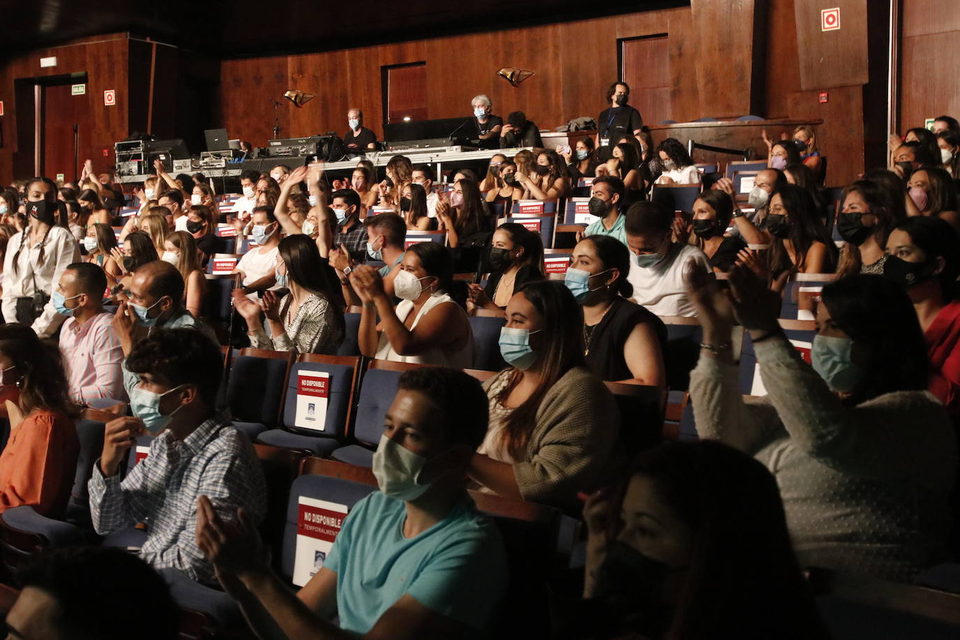 Los ritmos latinos 'levantan' un Auditorio repleto de público con ganas de escuchar las canciones de las tan añoradas discotecas 