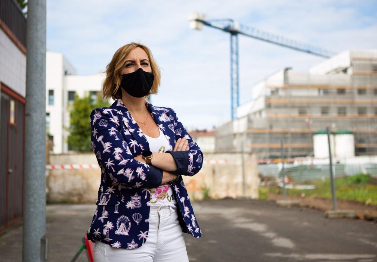 Susana Madera en el solar donde se levantará el edificio. 