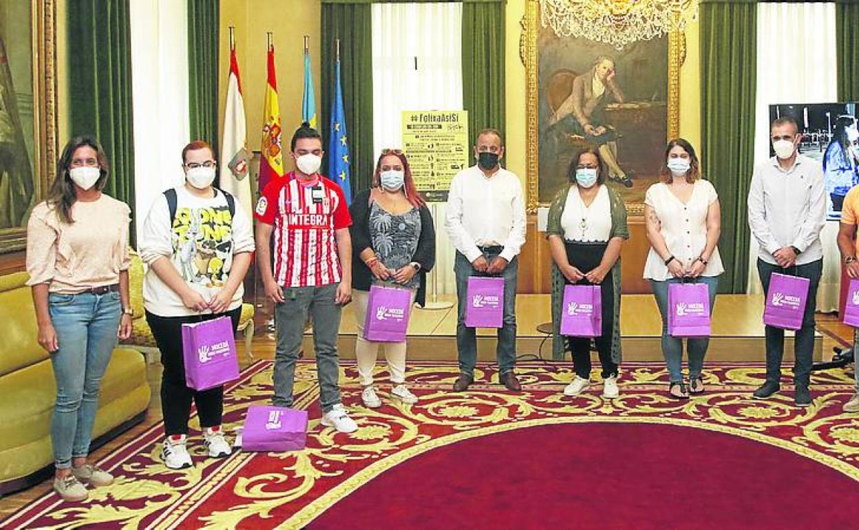 Los ganadores, junto con concejales y miembros del Conseyu. 