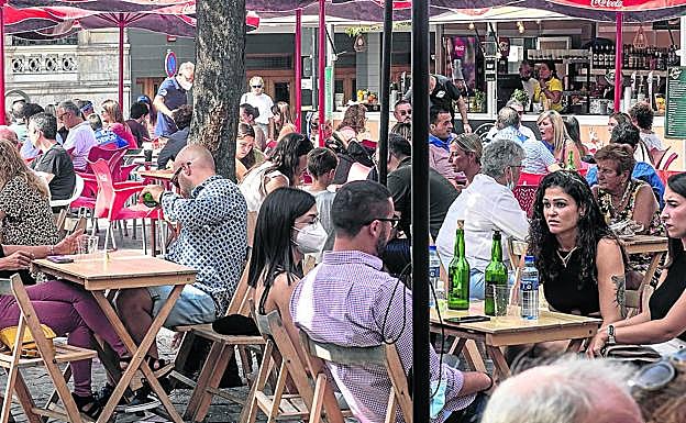 Ovetenses en la plaza de Porlier disfrutando de la primera sesión vermú de las casetas de San Mateo