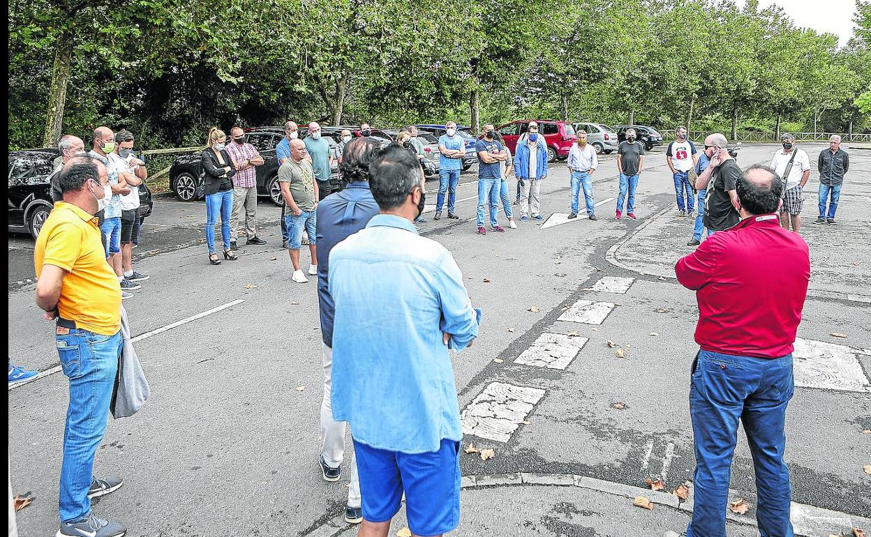 Los trabajadores de la antigua Tenneco celebran una reunión en el aparcamiento del Palacio de Deportes de Gijón. 