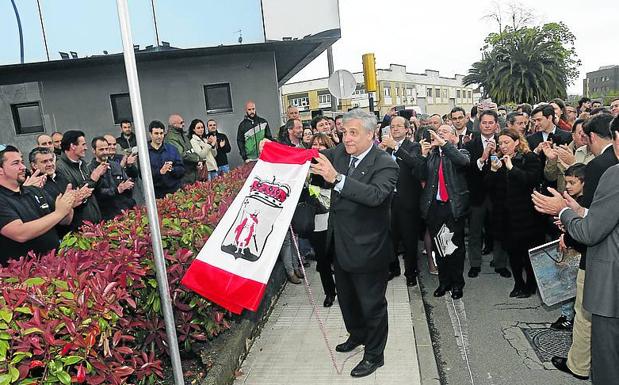 Antonio Tajani descubre la placa de la calle con su nombre junto a la factoría de Tenneco en abril de 2015