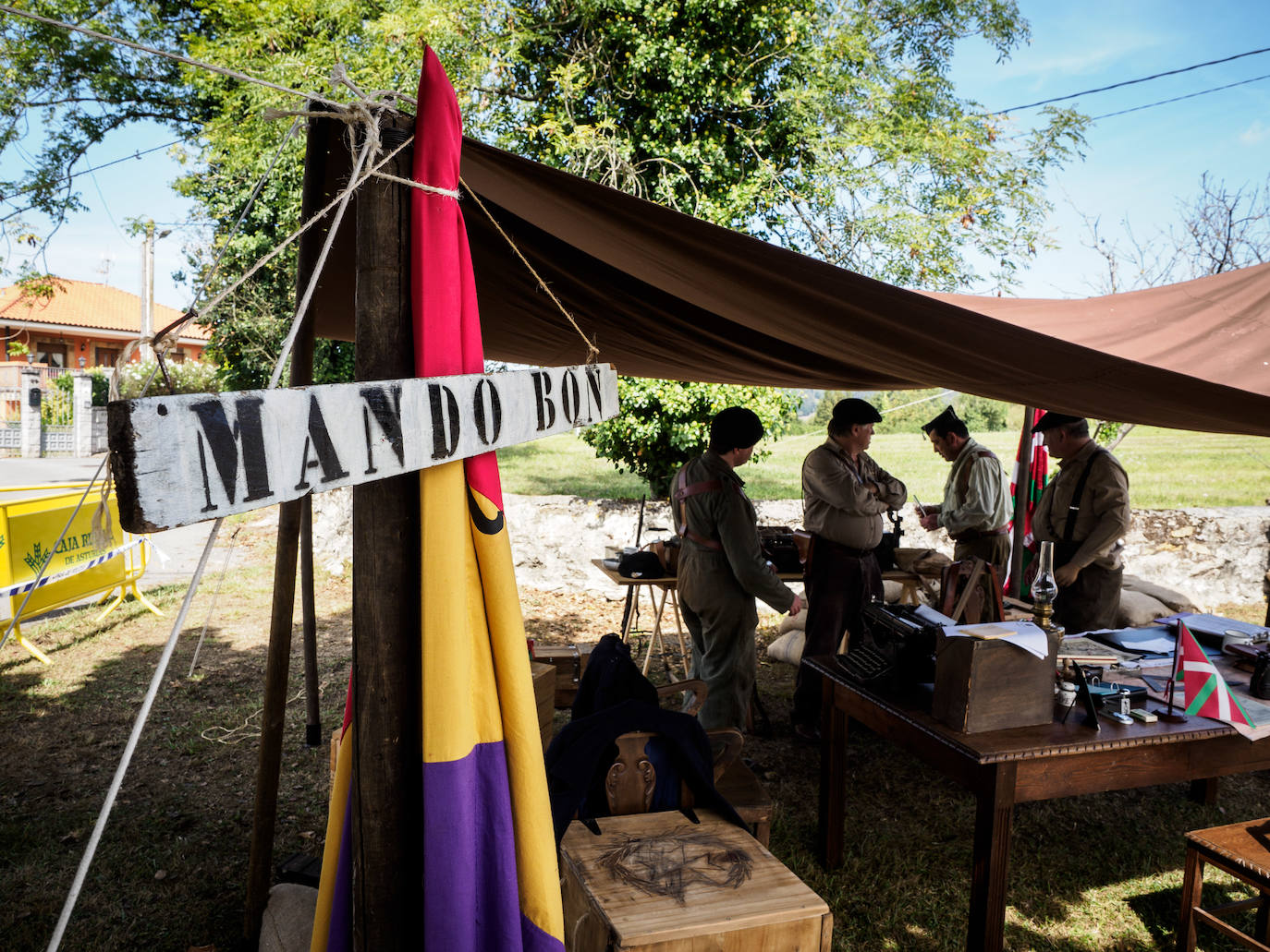 Frente del Nalón. Más de seiscientas personas visitan el museo viviente que la asociación recreó en un circuito cerrado con visitas guiadas. Este año participaron en la recreación más de un centenar de figurantes llegados de toda España y de otros países.