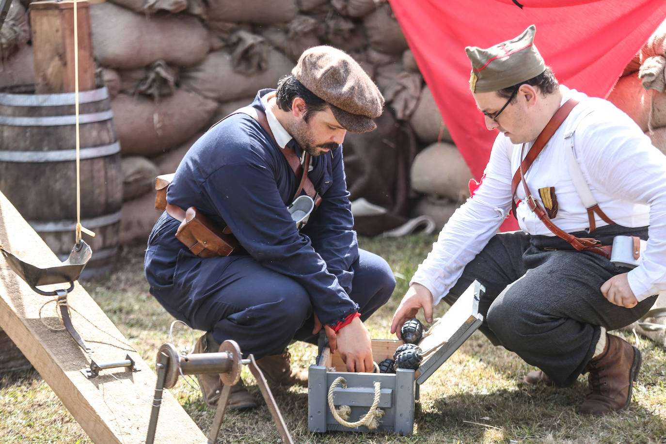Frente del Nalón. Más de seiscientas personas visitan el museo viviente que la asociación recreó en un circuito cerrado con visitas guiadas. Este año participaron en la recreación más de un centenar de figurantes llegados de toda España y de otros países.