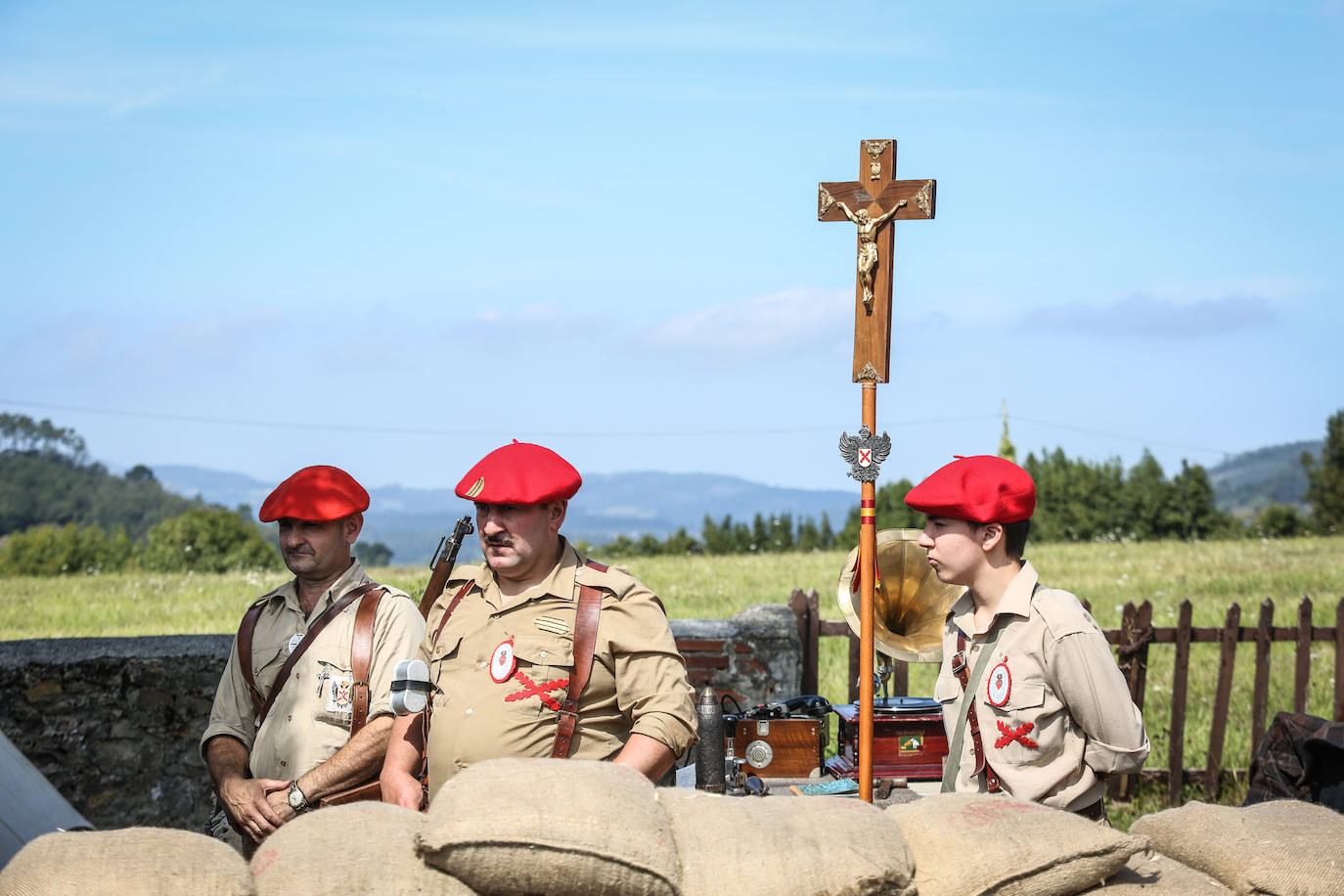 Frente del Nalón. Más de seiscientas personas visitan el museo viviente que la asociación recreó en un circuito cerrado con visitas guiadas. Este año participaron en la recreación más de un centenar de figurantes llegados de toda España y de otros países.