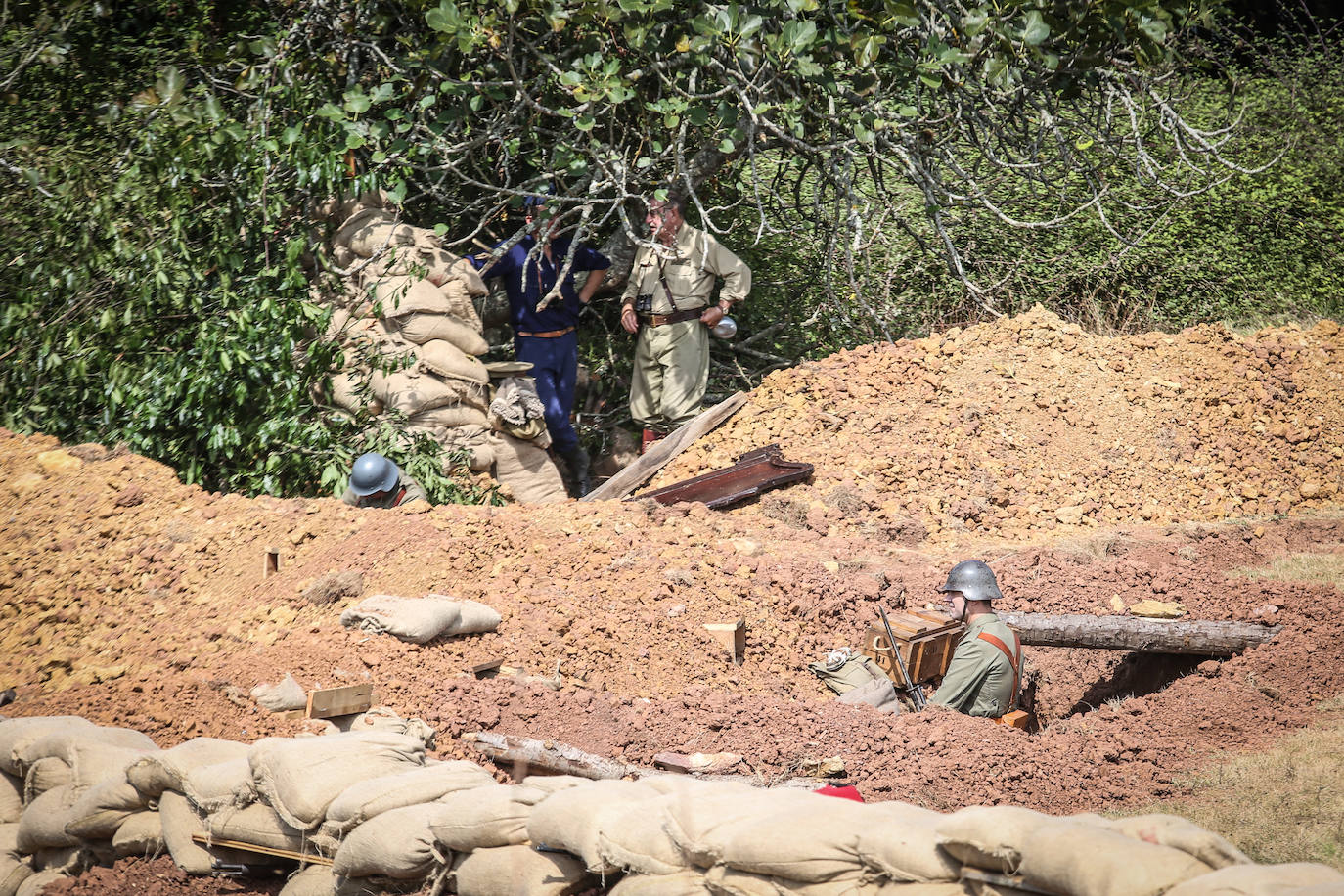 Frente del Nalón. Más de seiscientas personas visitan el museo viviente que la asociación recreó en un circuito cerrado con visitas guiadas. Este año participaron en la recreación más de un centenar de figurantes llegados de toda España y de otros países.