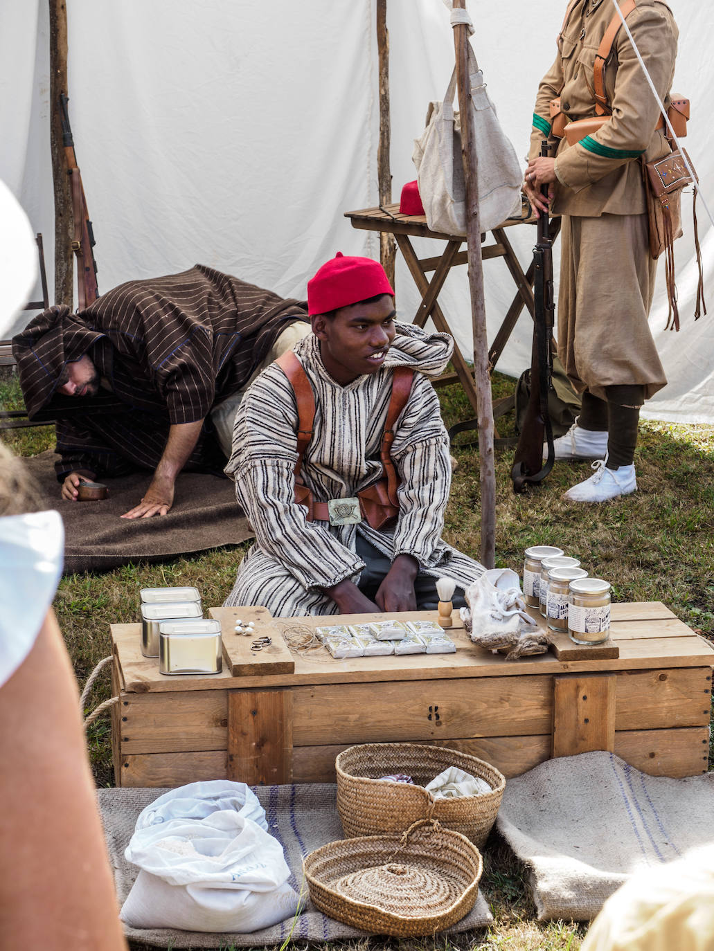Frente del Nalón. Más de seiscientas personas visitan el museo viviente que la asociación recreó en un circuito cerrado con visitas guiadas. Este año participaron en la recreación más de un centenar de figurantes llegados de toda España y de otros países.