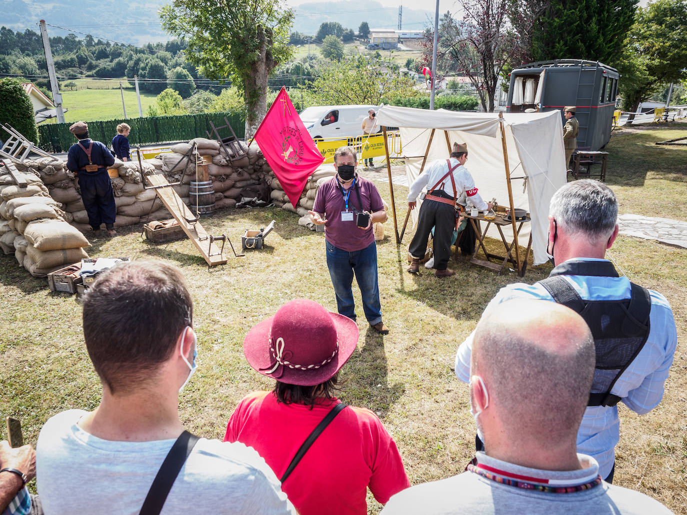 Frente del Nalón. Más de seiscientas personas visitan el museo viviente que la asociación recreó en un circuito cerrado con visitas guiadas. Este año participaron en la recreación más de un centenar de figurantes llegados de toda España y de otros países.