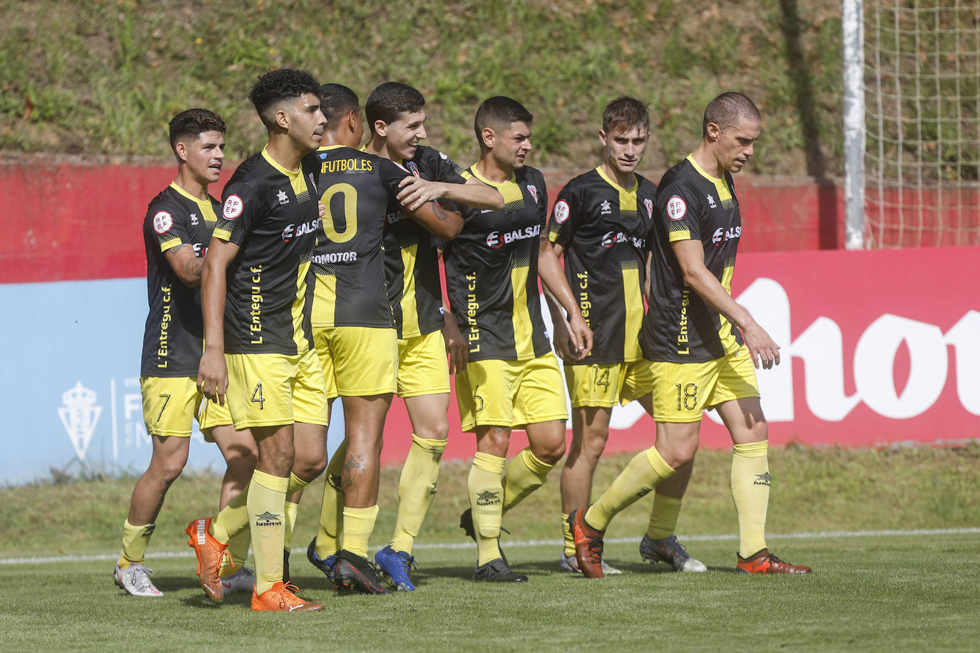 Fotos: El Sporting B se reencuentra con su afición con una frenética remontada