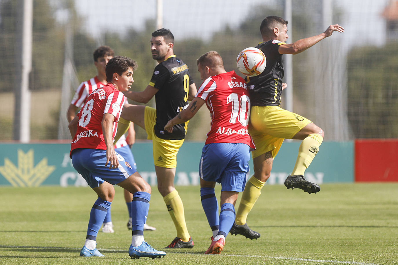 Fotos: El Sporting B se reencuentra con su afición con una frenética remontada