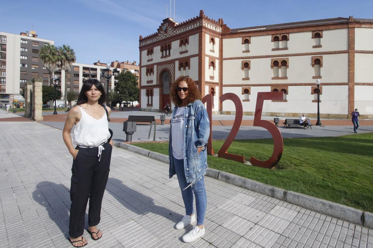 La edil Laura Tuero y Fernanda Blanco, de Anadel, frente a El Bibio. 
