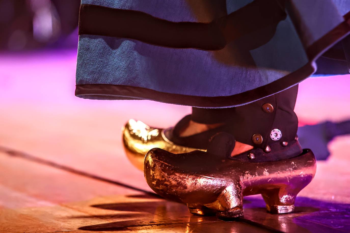 Rodrigo Cuevas reivindica los chiringuitos, sustituidos por las casetas hosteleras en San Mateo, durante el concierto en el Auditorio