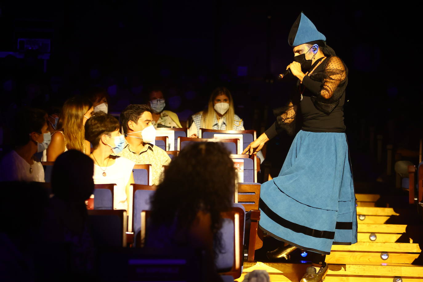 Rodrigo Cuevas reivindica los chiringuitos, sustituidos por las casetas hosteleras en San Mateo, durante el concierto en el Auditorio