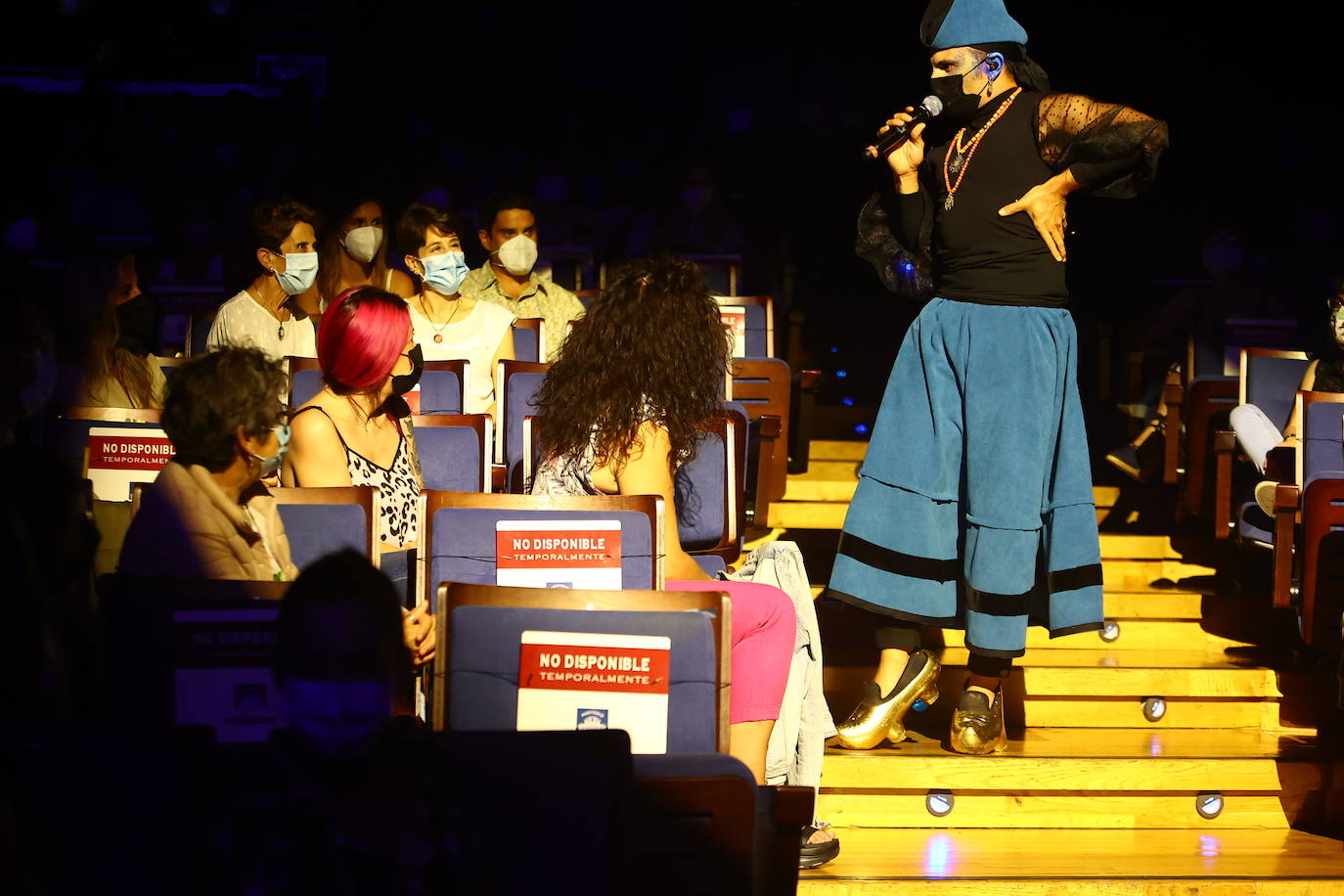 Rodrigo Cuevas reivindica los chiringuitos, sustituidos por las casetas hosteleras en San Mateo, durante el concierto en el Auditorio