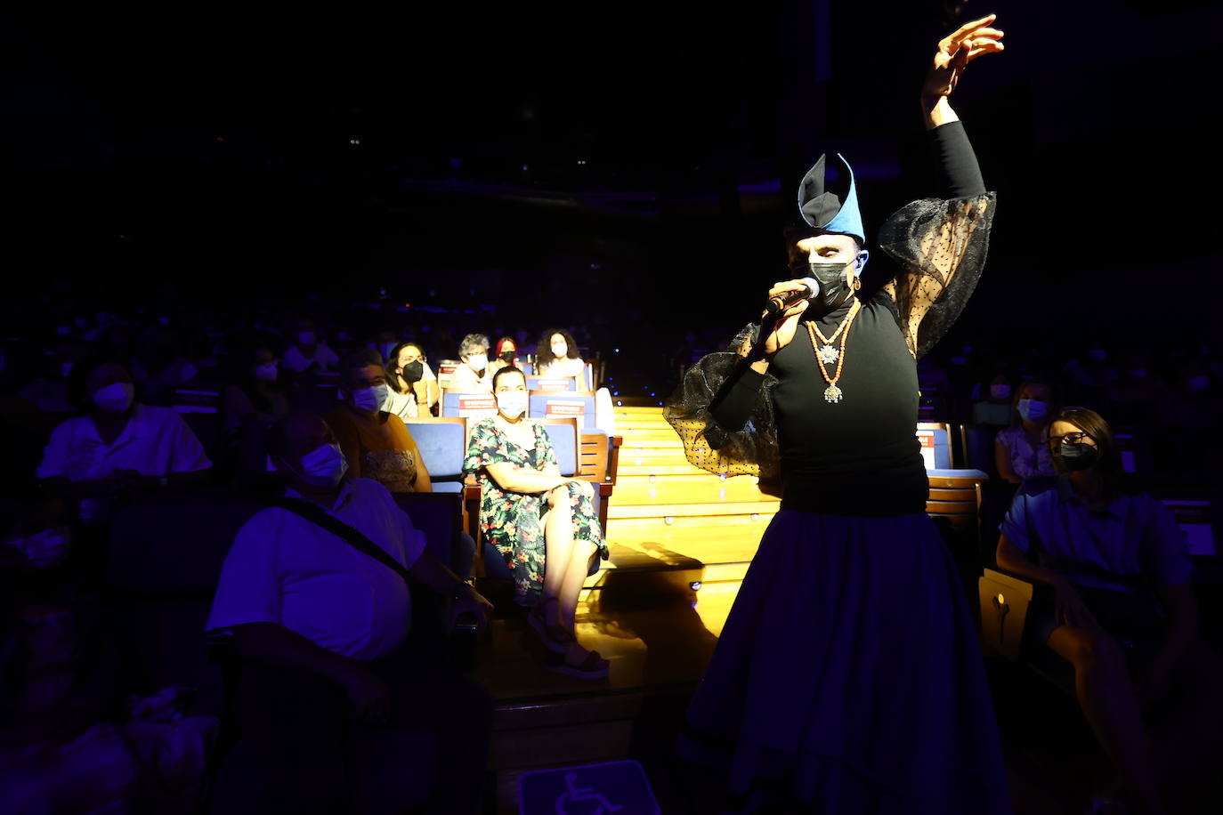 Rodrigo Cuevas reivindica los chiringuitos, sustituidos por las casetas hosteleras en San Mateo, durante el concierto en el Auditorio
