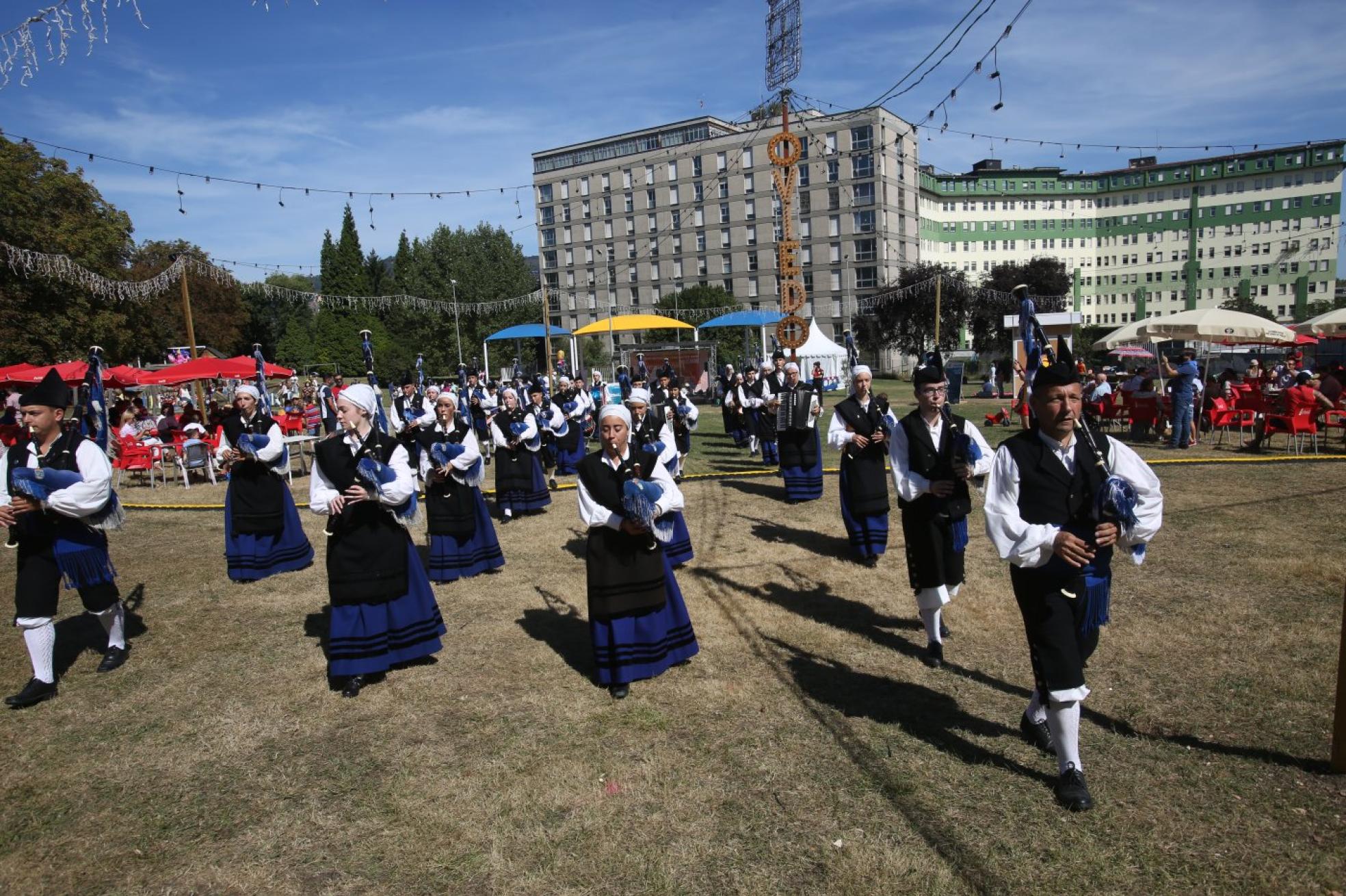 Conciertos. La Real Banda de Gaitas actuó ayer en el parque del Truébano. 