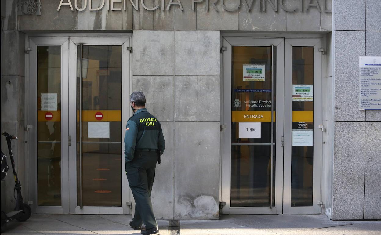 La Fiscalía pide a los acusados 36 años y medio de prisión por tráfico de drogas, tenencia de armas y pertenecer a un grupo criminal. 