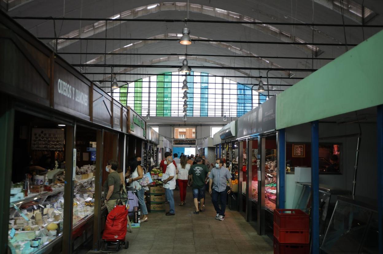 Puestos y clientela en el interior de la plaza de abastos de La Felguera, que va a ser rehabilitada. 