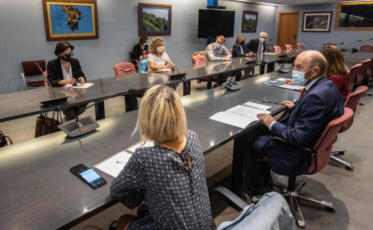 Reunión del Consejero de Administración Juan Cofiño con representantes de los grupos firmantes del fondo covid.