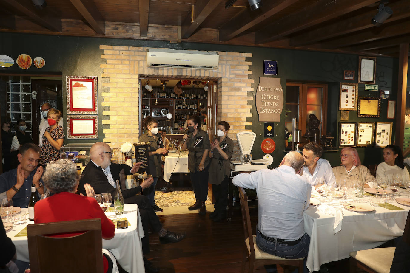 El Llagar Castañón acoge la segunda jornada de FéminAs, el I Congreso Internacional de Gastronomía, Mujeres y Medio Rural que se celebra en Asturias y que visitará distintos puntos de la región durante tres días.