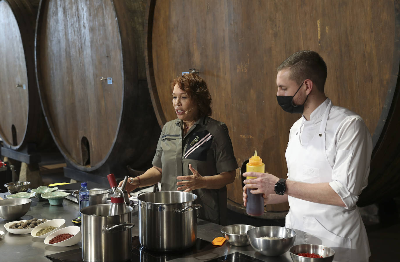 El Llagar Castañón acoge la segunda jornada de FéminAs, el I Congreso Internacional de Gastronomía, Mujeres y Medio Rural que se celebra en Asturias y que visitará distintos puntos de la región durante tres días.