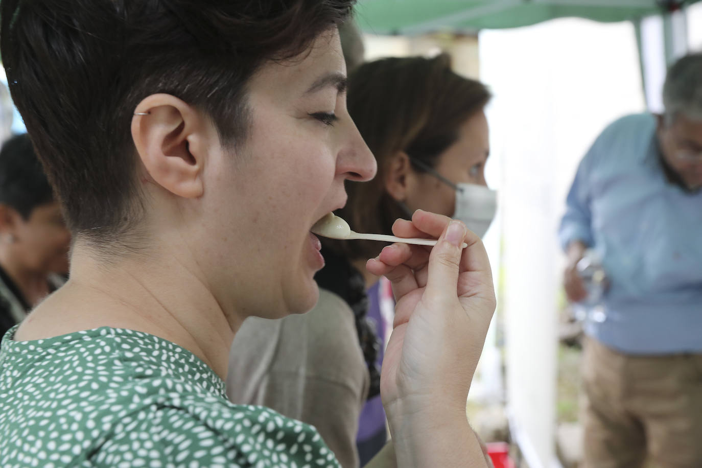 El Llagar Castañón acoge la segunda jornada de FéminAs, el I Congreso Internacional de Gastronomía, Mujeres y Medio Rural que se celebra en Asturias y que visitará distintos puntos de la región durante tres días.