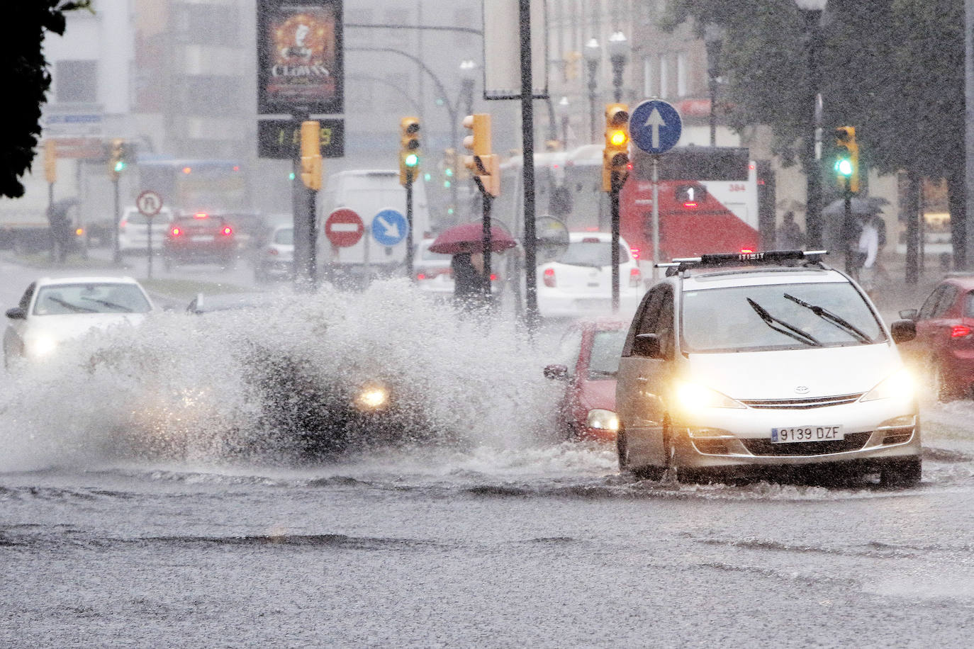 Fotos: La lluvia anega varias calles de Gijón