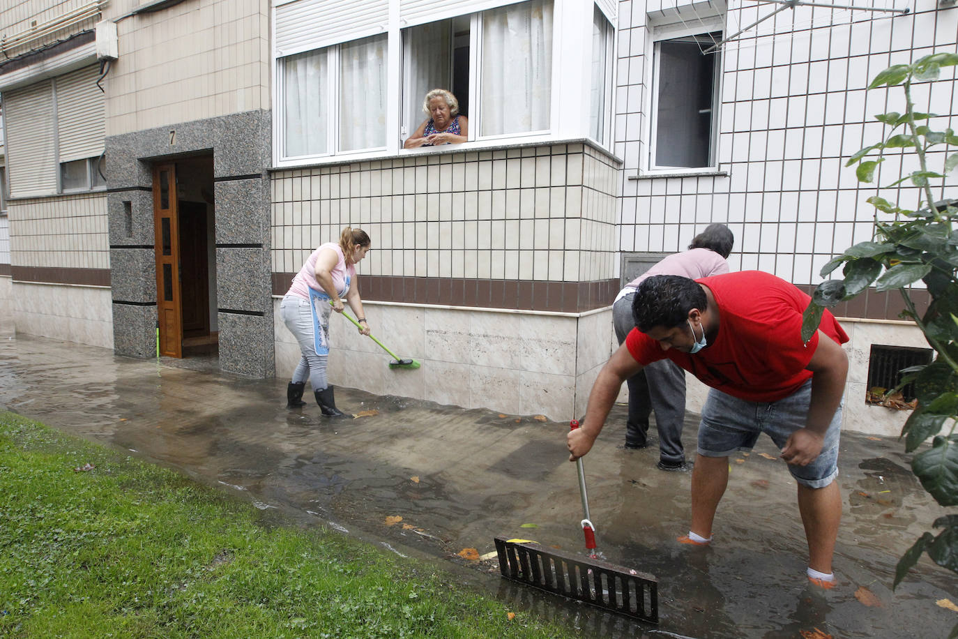 Fotos: La lluvia anega varias calles de Gijón