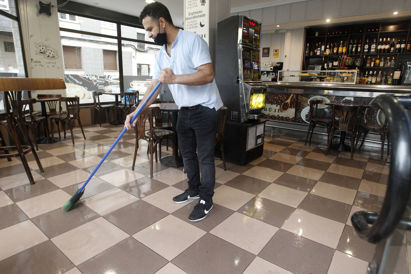 Fotos: La lluvia anega varias calles de Gijón