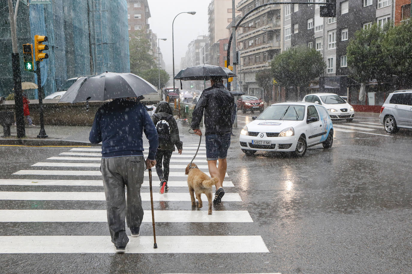 Fotos: La lluvia anega varias calles de Gijón