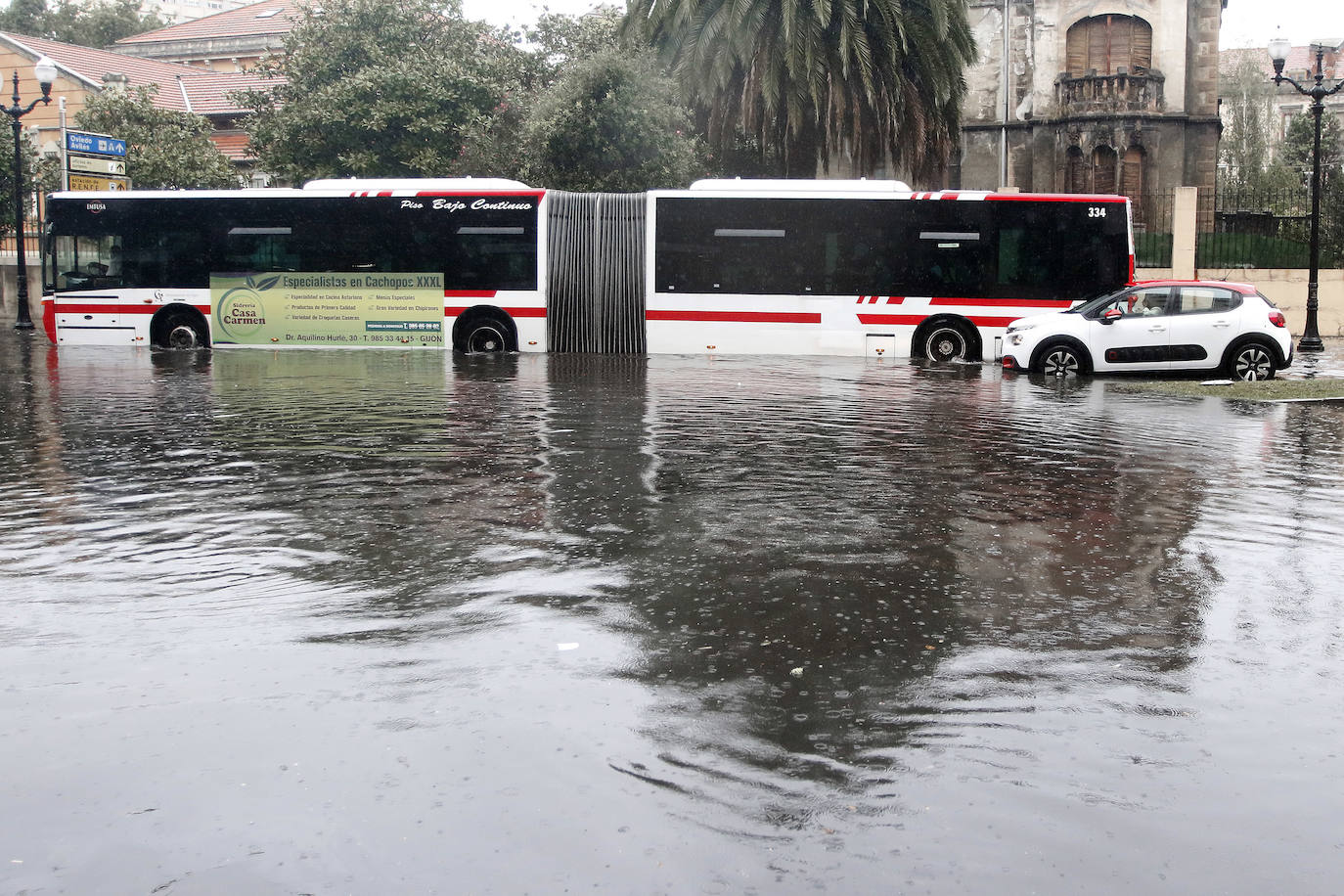 Fotos: La lluvia anega varias calles de Gijón