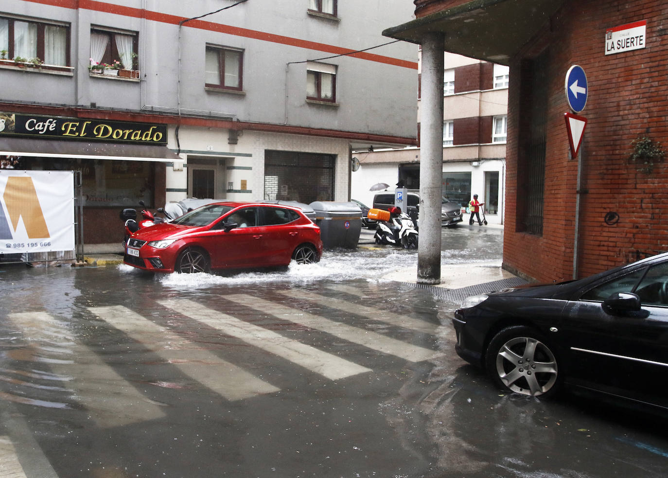 Fotos: La lluvia anega varias calles de Gijón