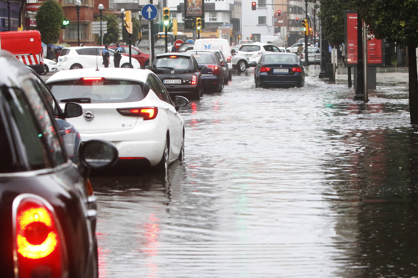 Fotos: La lluvia anega varias calles de Gijón