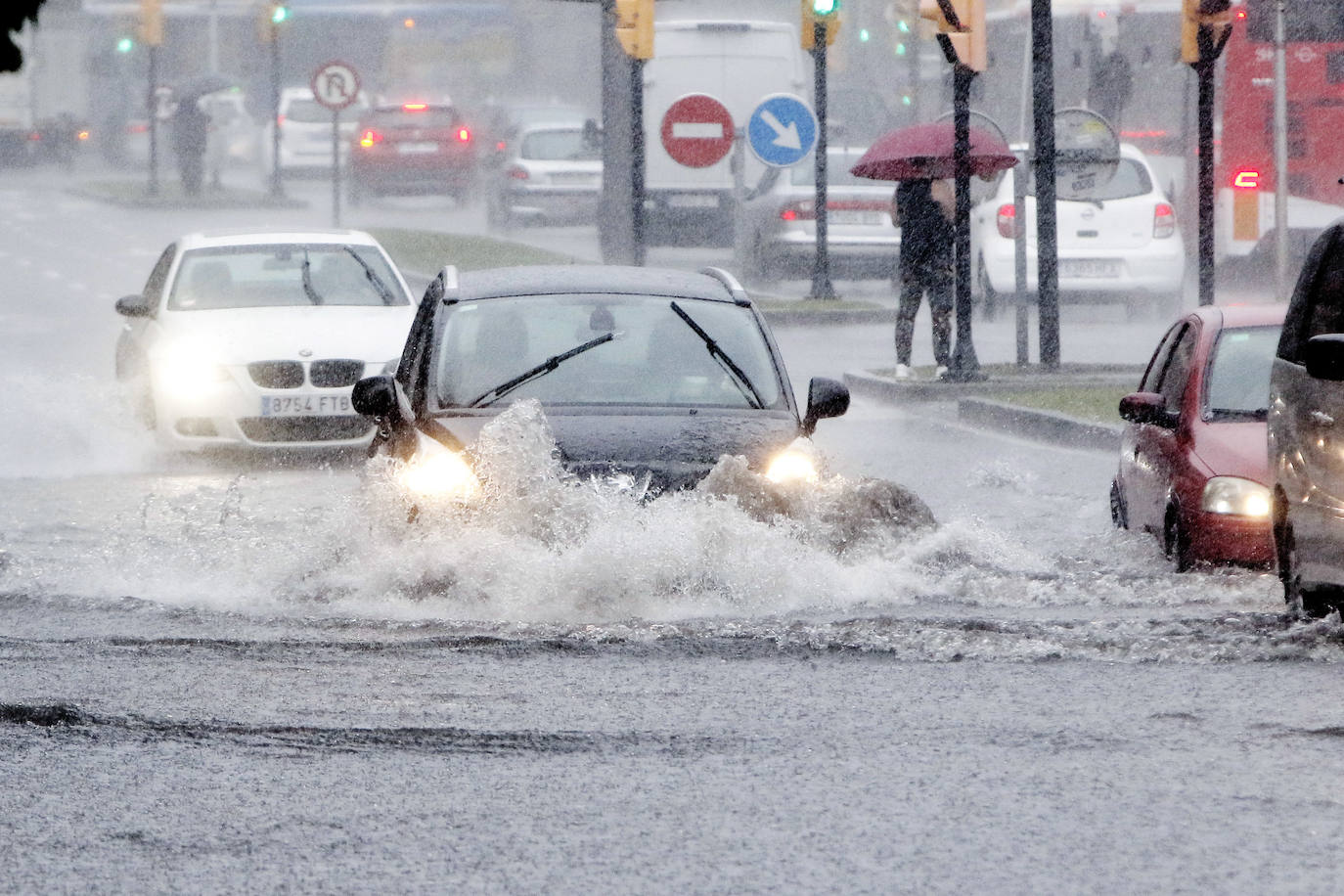 Fotos: La lluvia anega varias calles de Gijón