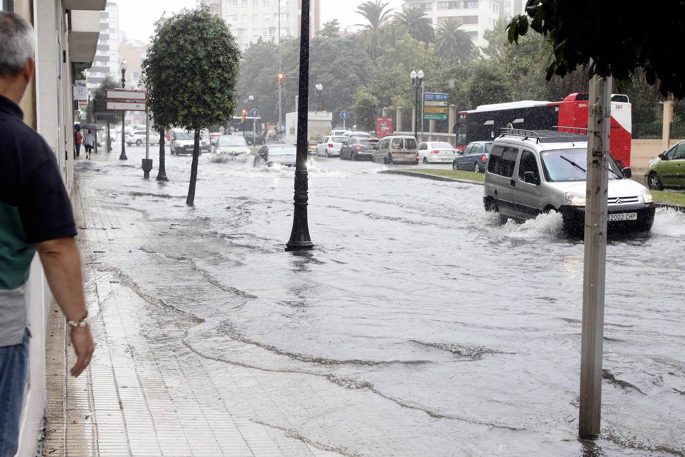 Fotos: La lluvia anega varias calles de Gijón