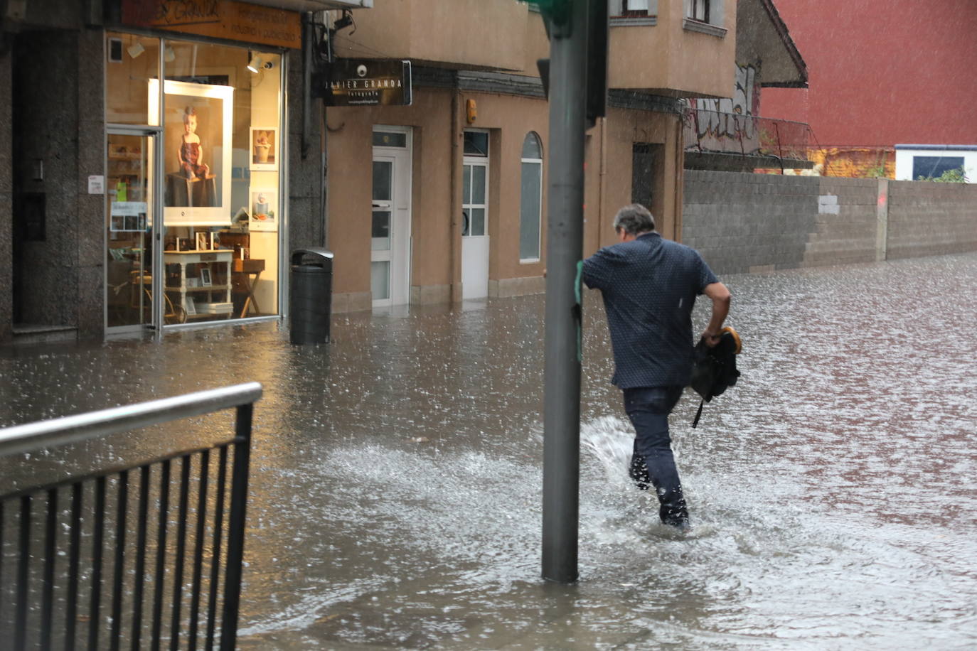 Las intensas lluvias de este miércoles han causado problemas de inundaciones en las zonas habituales, sobre todo en la calle Llano Ponte y Los Oficios y también en la zona de El Reblinco